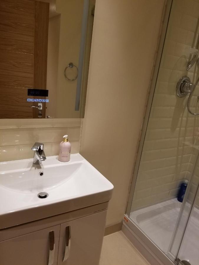 London Luxury Apartment 4 Bedroom Sleeps 12 People With 4 Bathrooms 1 Min Walk From Station Wanstead Buitenkant foto