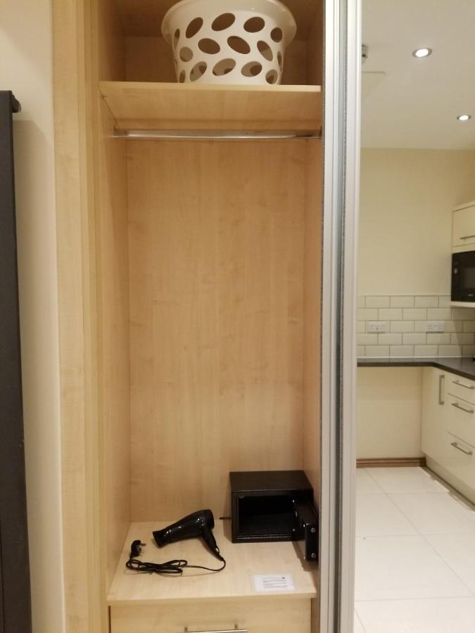 London Luxury Apartment 4 Bedroom Sleeps 12 People With 4 Bathrooms 1 Min Walk From Station Wanstead Buitenkant foto