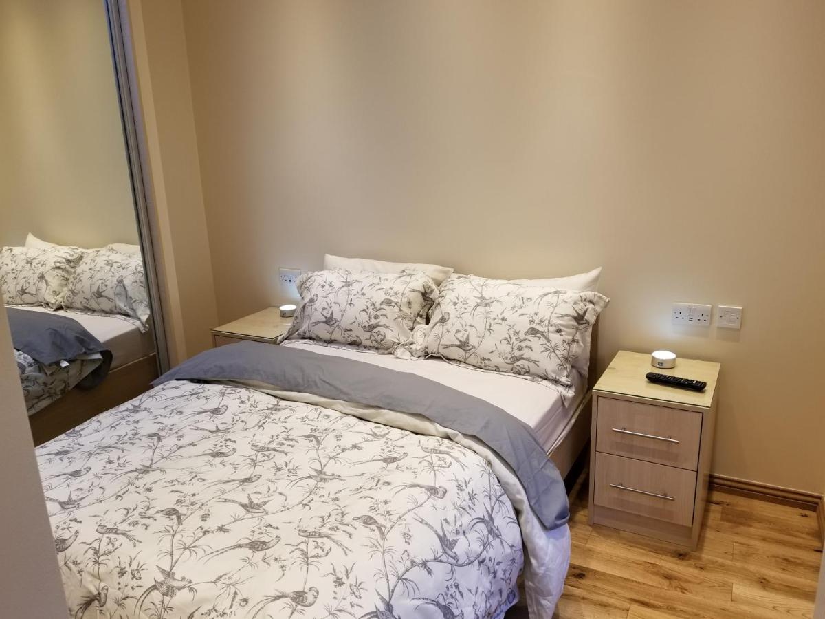 London Luxury Apartment 4 Bedroom Sleeps 12 People With 4 Bathrooms 1 Min Walk From Station Wanstead Buitenkant foto