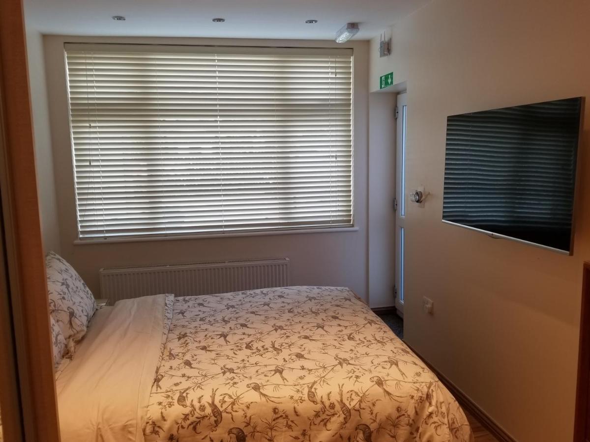 London Luxury Apartment 4 Bedroom Sleeps 12 People With 4 Bathrooms 1 Min Walk From Station Wanstead Buitenkant foto