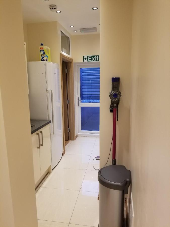 London Luxury Apartment 4 Bedroom Sleeps 12 People With 4 Bathrooms 1 Min Walk From Station Wanstead Buitenkant foto