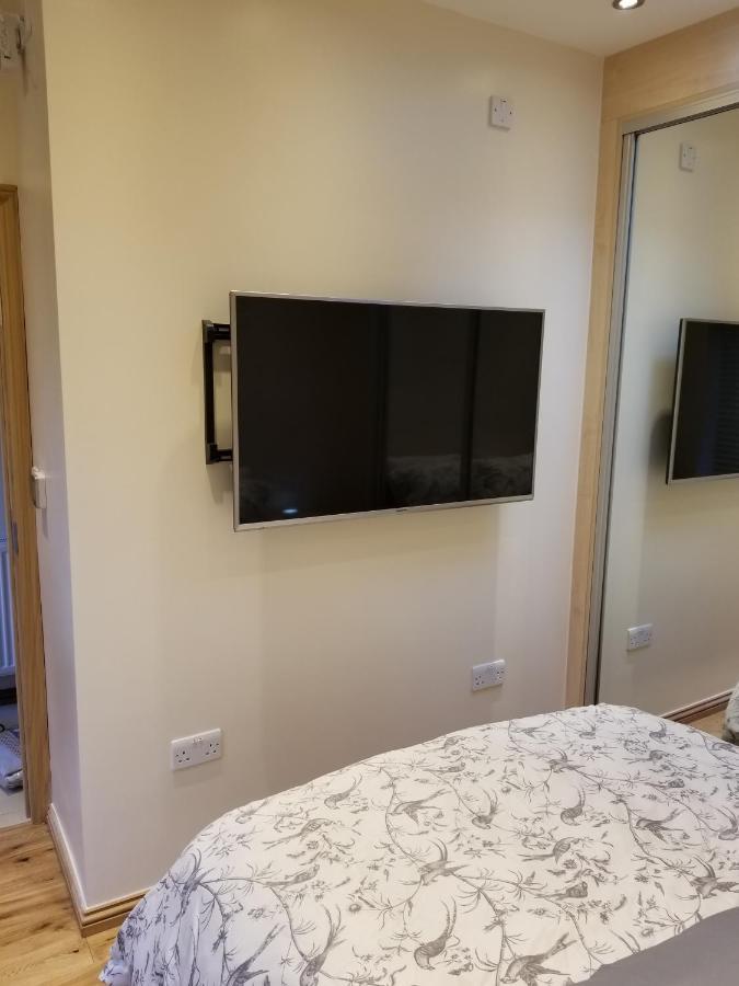 London Luxury Apartment 4 Bedroom Sleeps 12 People With 4 Bathrooms 1 Min Walk From Station Wanstead Buitenkant foto