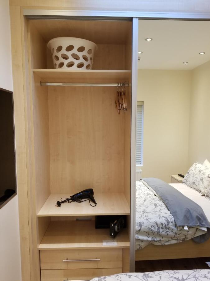 London Luxury Apartment 4 Bedroom Sleeps 12 People With 4 Bathrooms 1 Min Walk From Station Wanstead Buitenkant foto