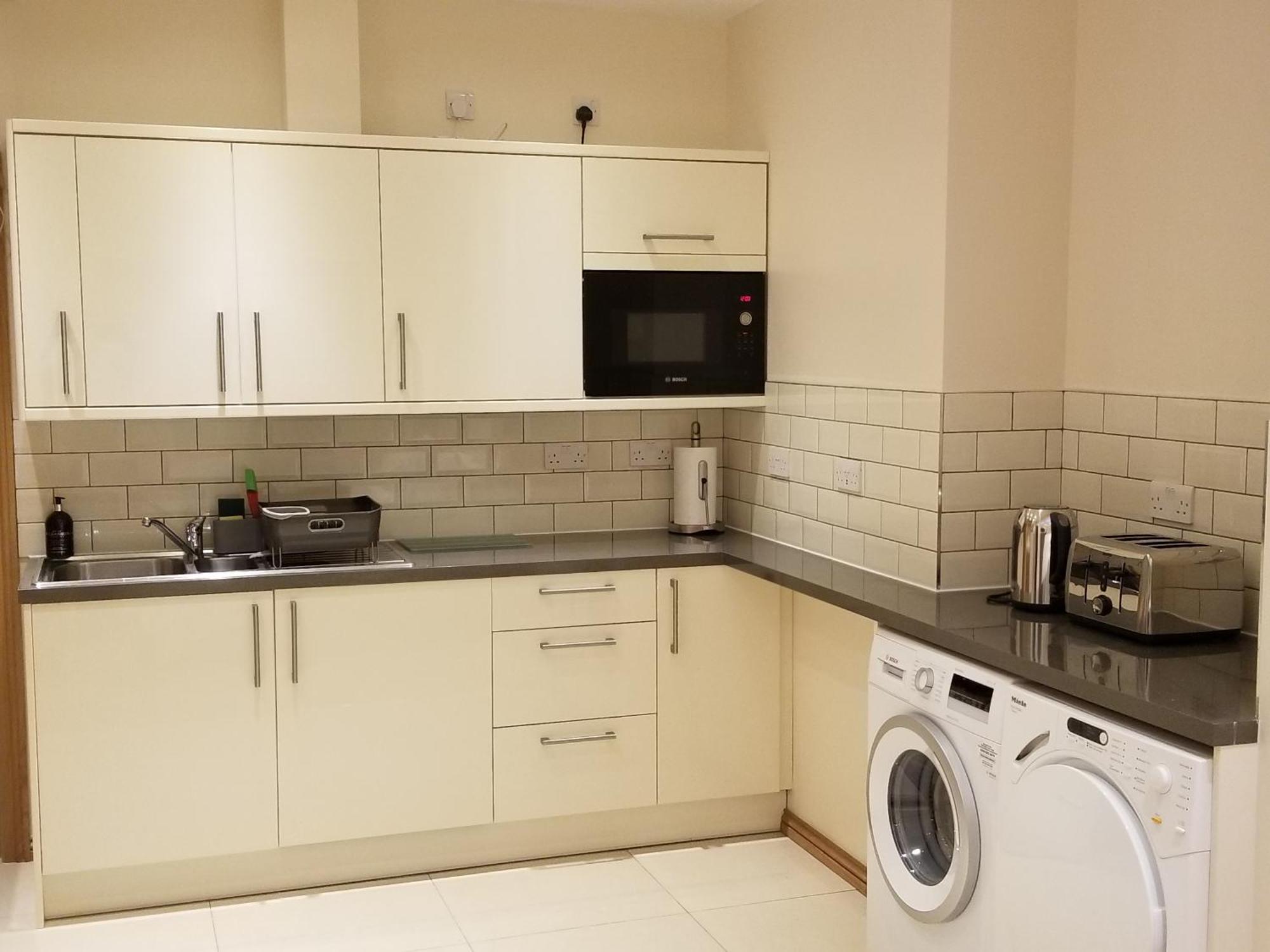 London Luxury Apartment 4 Bedroom Sleeps 12 People With 4 Bathrooms 1 Min Walk From Station Wanstead Buitenkant foto